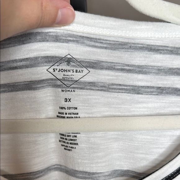 St. John's Bay Black and White Striped Women's Top size 3X - Picture 2 of 4
